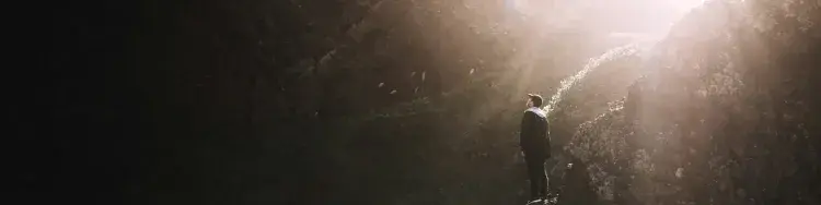 un hombre en una cueva buscando salida