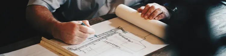 un hombre dibujando planes