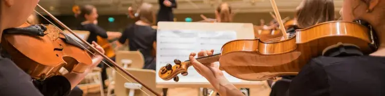 dos chicas tocando musica instrumental