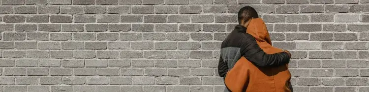 dos personas abrazandose