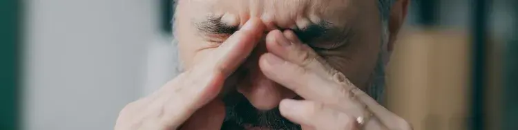 un hombre a punto de llorar