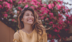 una mujer con una sonrisa alegre