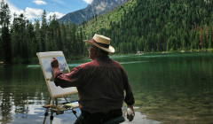 un hombre pintando un escenario