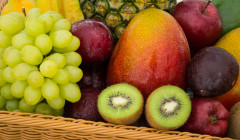 una canasta de fruta