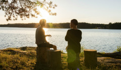 dos hombres hablando